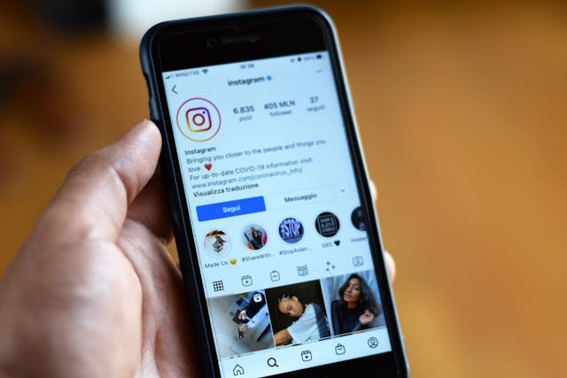Stratégie réseaux sociaux sur smartphone Community Manager Corse-du-Sud PEM Communication