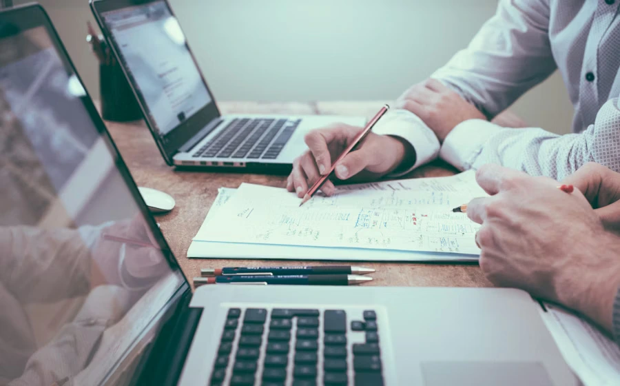 Coordination stratégique sur ordinateur pour piloter un plan marketing digital