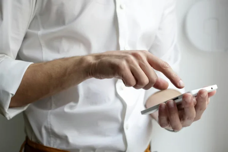 Perssone qui verifie son réferecement sur internet